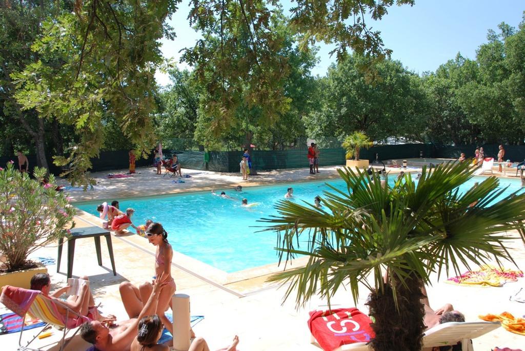 Domaine Les Chenes Blancs Hotel Saint-Saturnin-d'Apt Bagian luar foto